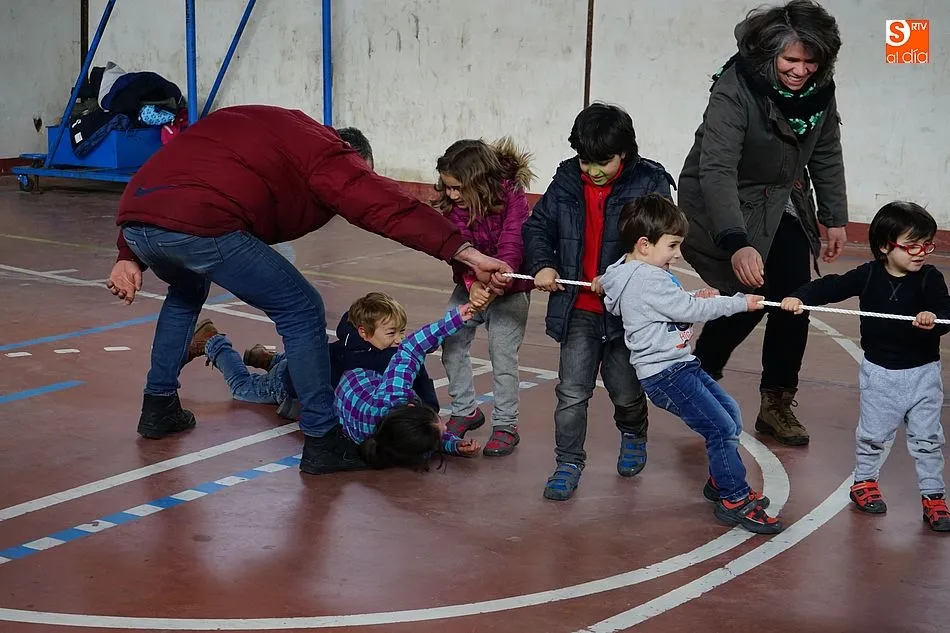 Foto 4 - M&aacute;s de medio centenar de personas acuden al II Encuentro en Defensa de la Escuela Rural