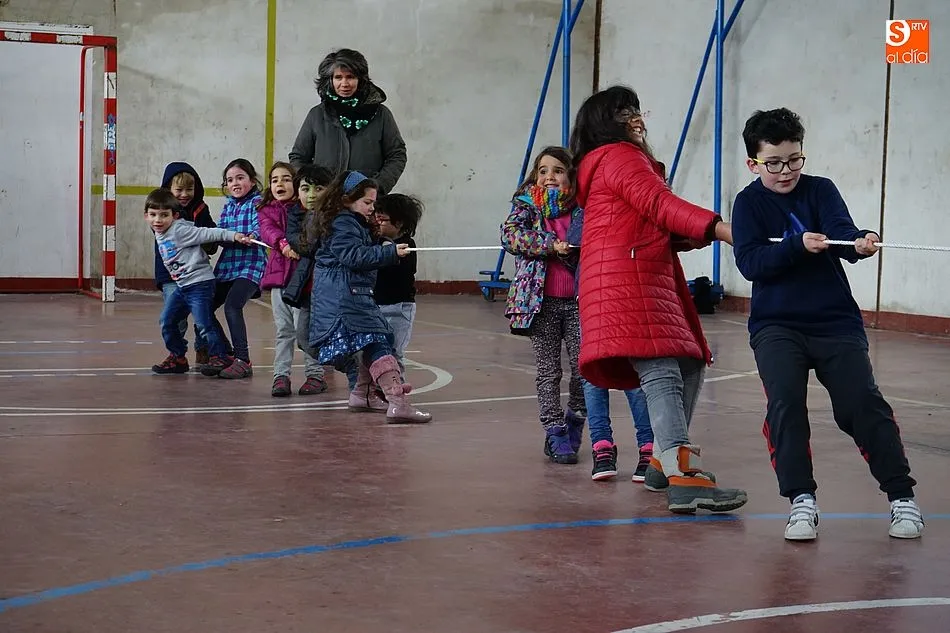 Foto 3 - M&aacute;s de medio centenar de personas acuden al II Encuentro en Defensa de la Escuela Rural