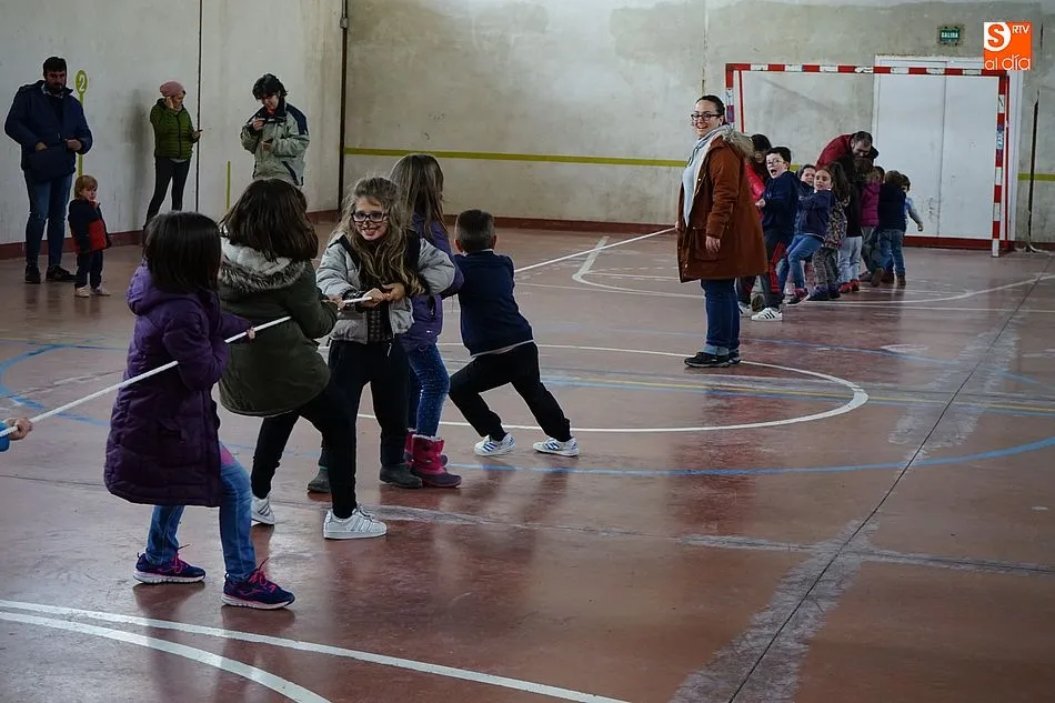 Foto 2 - M&aacute;s de medio centenar de personas acuden al II Encuentro en Defensa de la Escuela Rural