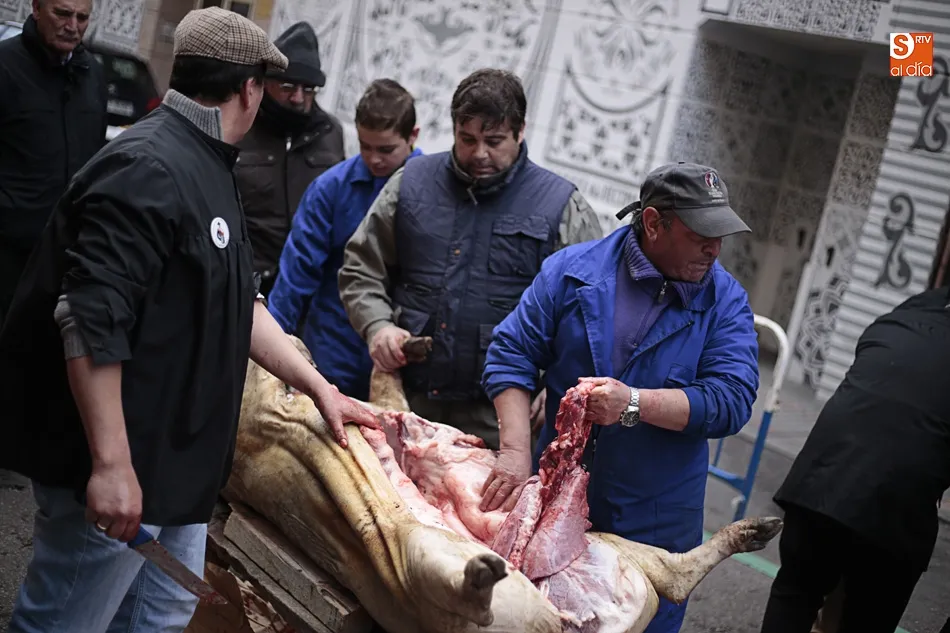 Foto 5 - El barrio del Oeste divulga la tradici&oacute;n de la matanza del cerdo