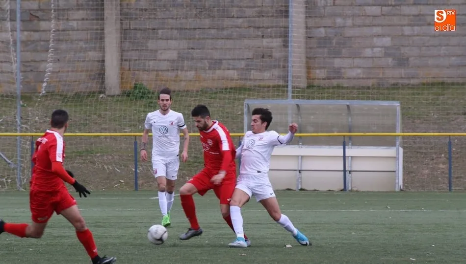 Una acción del encuentro disputado esta tarde en Los Cuernos. Fotos: Alberto Martín