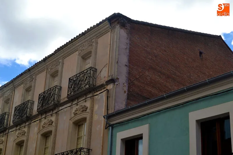 Foto 2 - La ca&iacute;da de una cornisa obliga a acordonar otro inmueble de la calle Nuestra Se&ntilde;ora