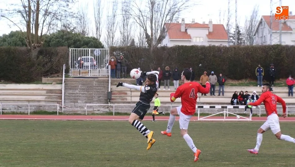 Manjón intenta bajar con el pecho un balón en el partido. Fotos: Alberto Martín