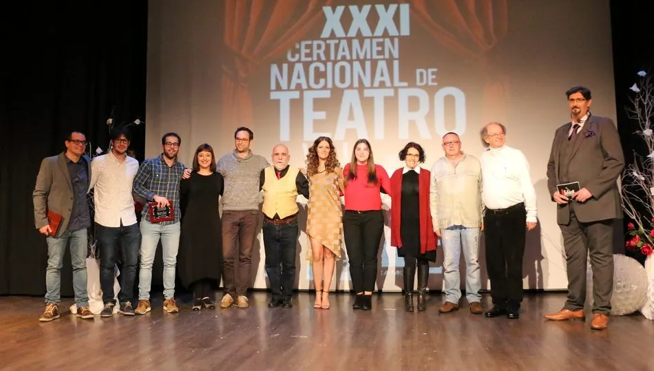 Foto de familia de los galardonados con los presentadores de la gala /
