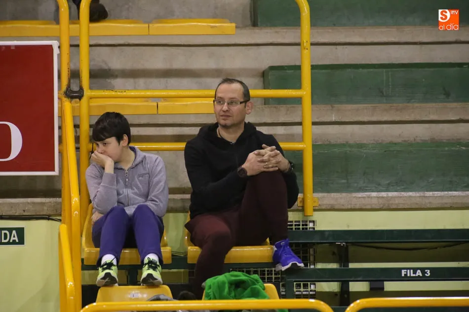 Foto 11 - El Queser&iacute;a La Antigua Tormes se lleva la victoria en el derbi ante el Universidad (73-47)