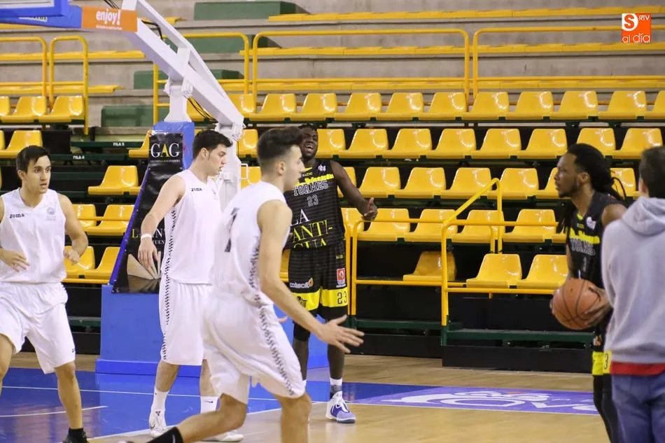 Foto 10 - El Queser&iacute;a La Antigua Tormes se lleva la victoria en el derbi ante el Universidad (73-47)