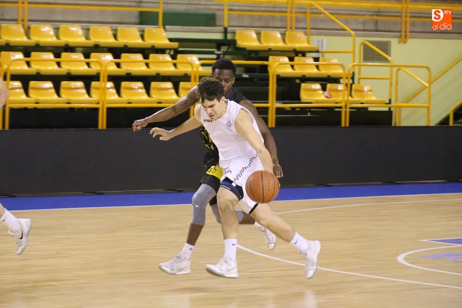 Foto 9 - El Queser&iacute;a La Antigua Tormes se lleva la victoria en el derbi ante el Universidad (73-47)