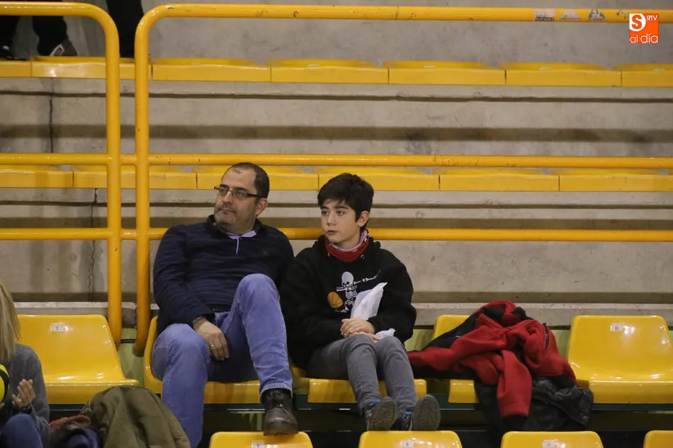 Foto 7 - El Queser&iacute;a La Antigua Tormes se lleva la victoria en el derbi ante el Universidad (73-47)