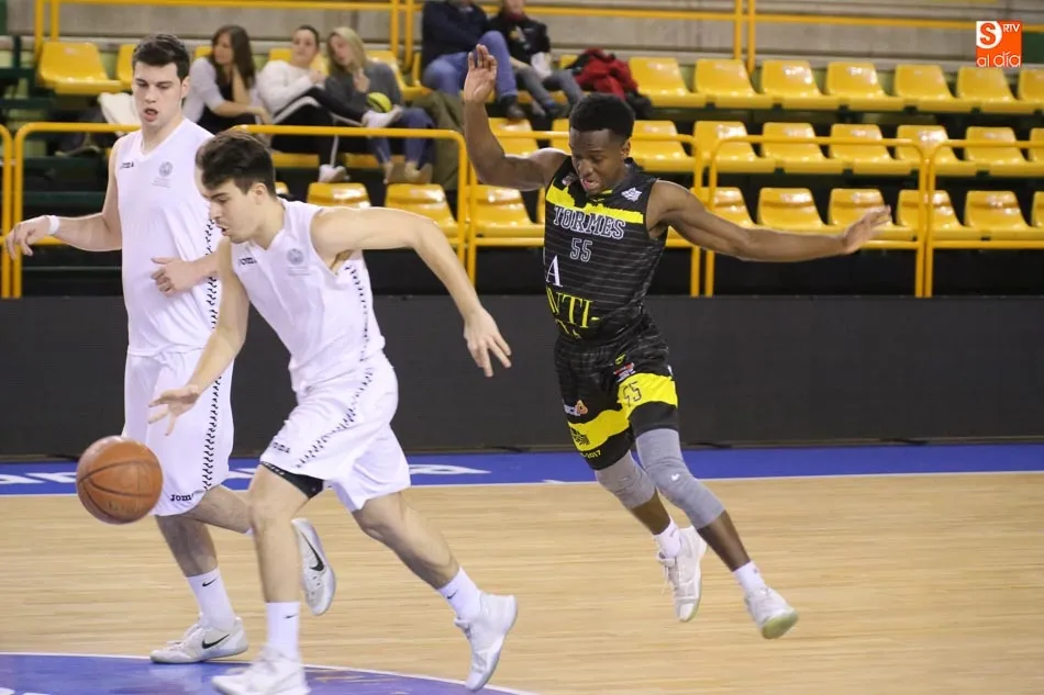Foto 6 - El Queser&iacute;a La Antigua Tormes se lleva la victoria en el derbi ante el Universidad (73-47)