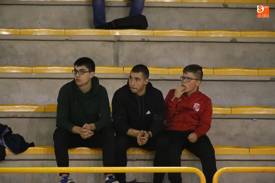 Foto 5 - El Queser&iacute;a La Antigua Tormes se lleva la victoria en el derbi ante el Universidad (73-47)