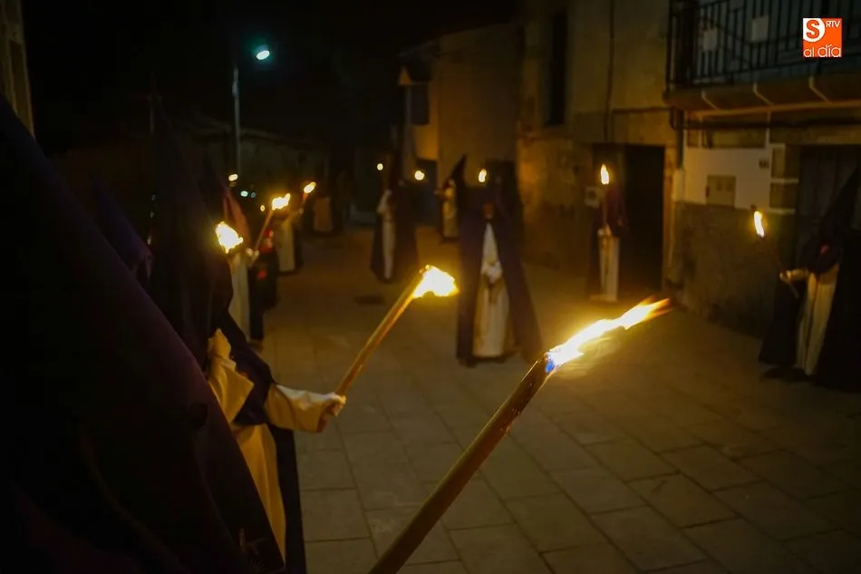 Foto 10 - La Cofrad&iacute;a de la Santa Vera Cruz cumple con el viacrucis inicial de Semana Santa