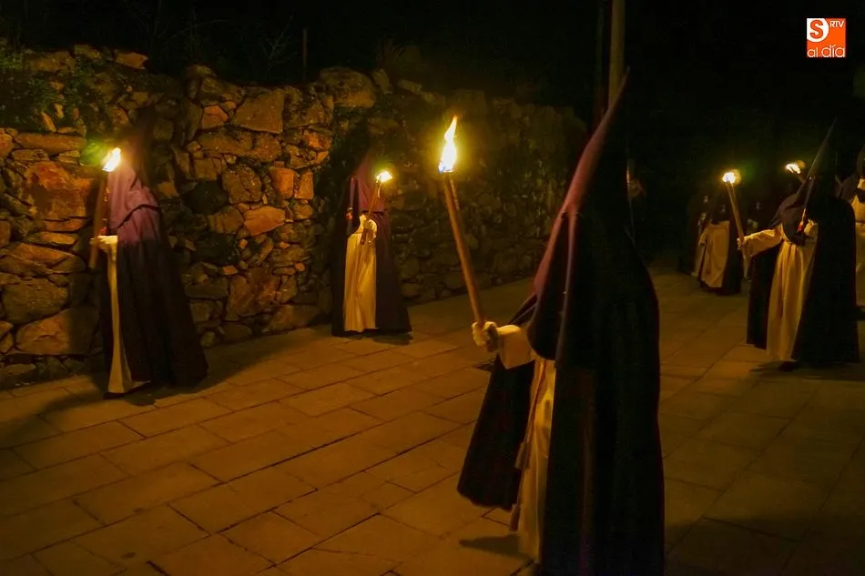 Foto 8 - La Cofrad&iacute;a de la Santa Vera Cruz cumple con el viacrucis inicial de Semana Santa