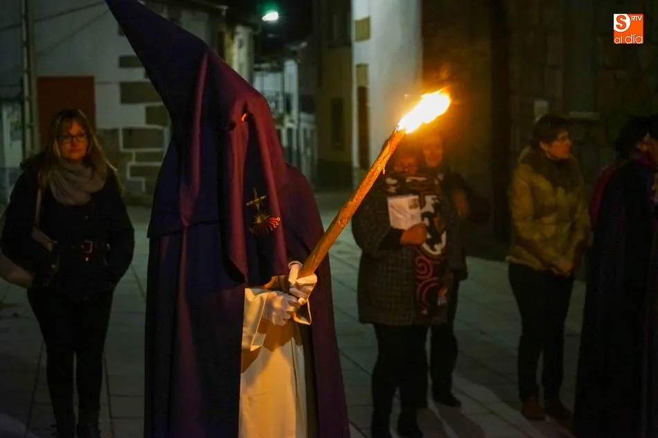 Foto 7 - La Cofrad&iacute;a de la Santa Vera Cruz cumple con el viacrucis inicial de Semana Santa