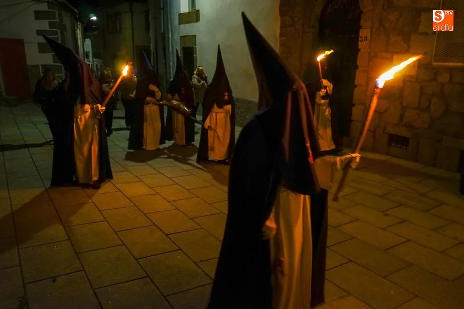Foto 5 - La Cofrad&iacute;a de la Santa Vera Cruz cumple con el viacrucis inicial de Semana Santa