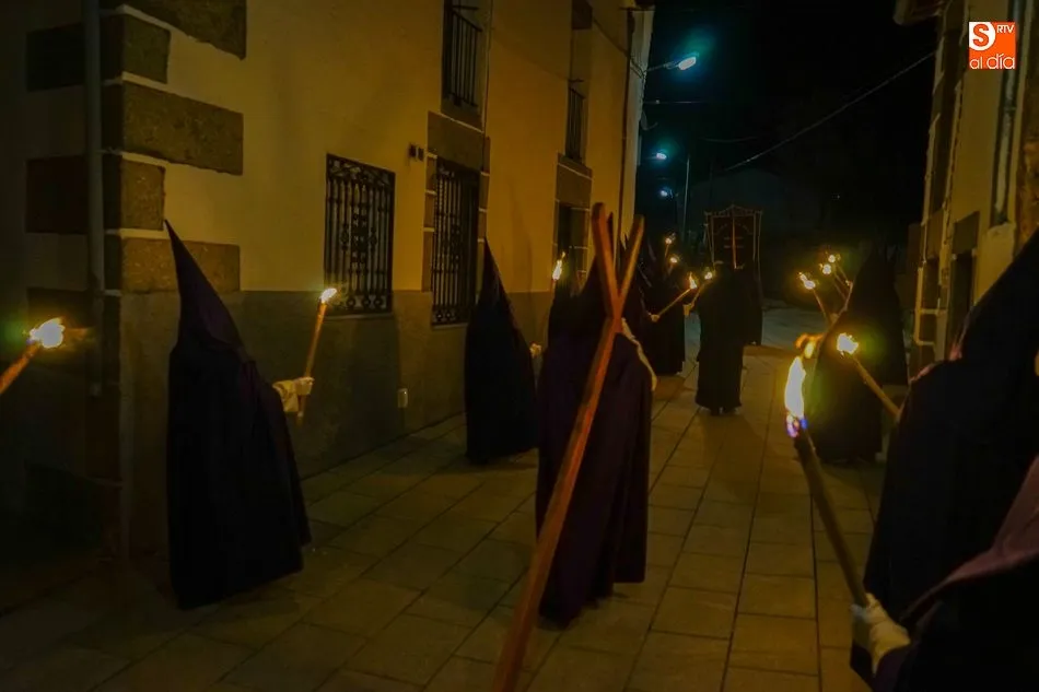 Foto 4 - La Cofrad&iacute;a de la Santa Vera Cruz cumple con el viacrucis inicial de Semana Santa