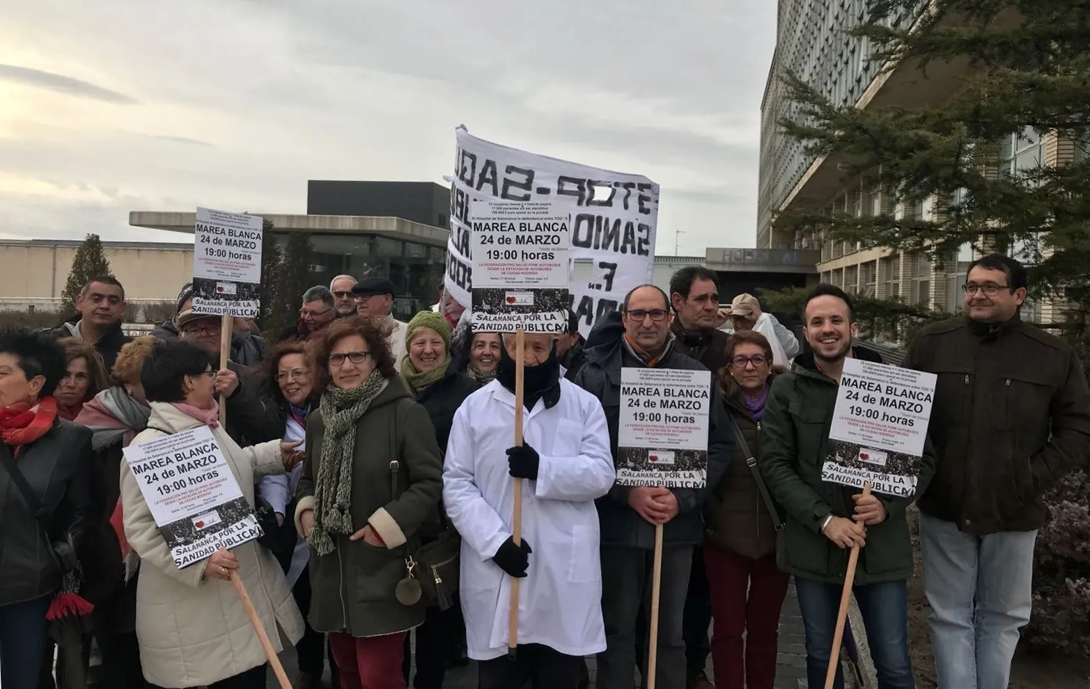 Varias decenas de mirobrigenses se suman a la nueva ‘Marea Blanca’ de Salamanca  