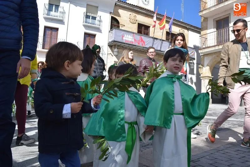 Foto 2 - El Domingo de Ramos ti&ntilde;e de color Alba de Tormes