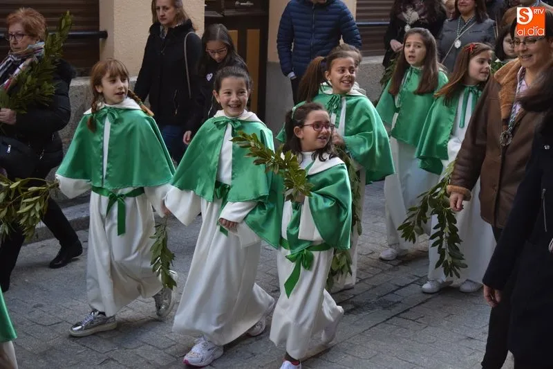 Foto 10 - El Domingo de Ramos ti&ntilde;e de color Alba de Tormes