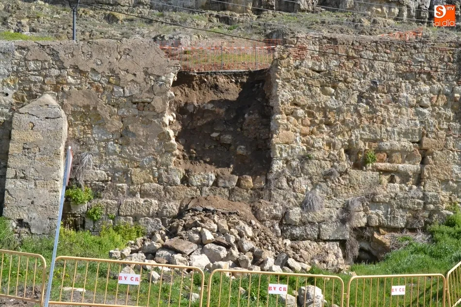 Foto 2 - Cede parte del muro de contenci&oacute;n de la Cuesta de Santiago  