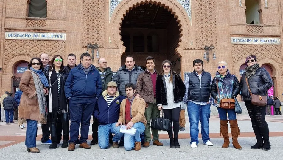 Integrantes de la Asociación Taurina de Vitigudino a la puerta de Las Ventas / ISABEL SÁNCHEZ CASTILLA