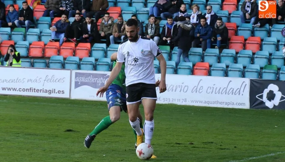 Murci protege el balón ante un rival en el partido del Helmántico ante el Astorga. Foto: Alberto Martín