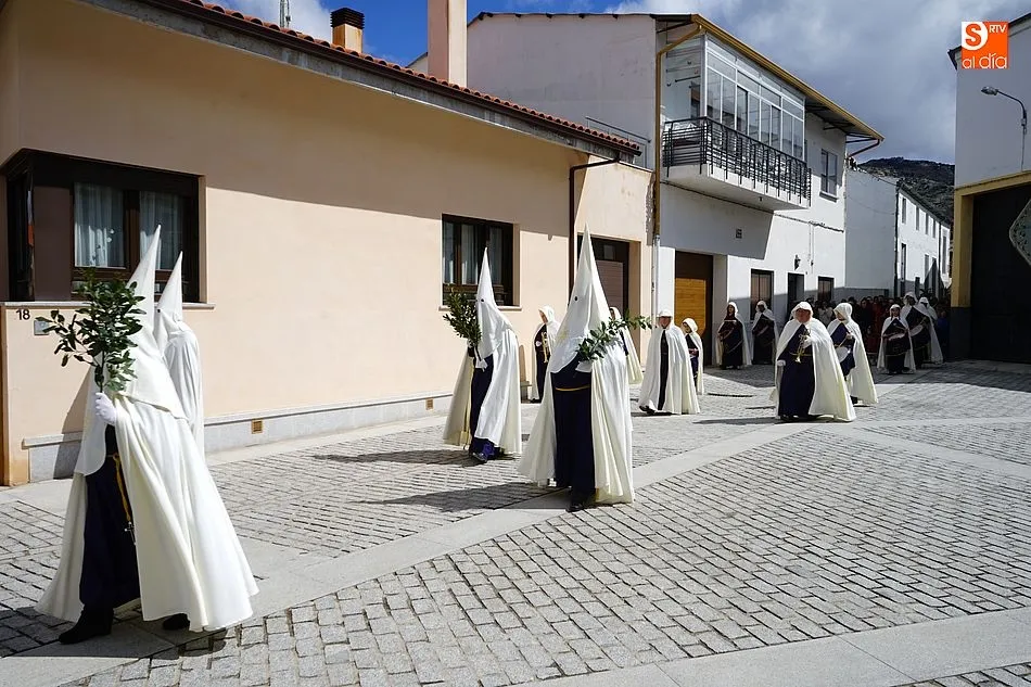 Foto 6 - Los fieles demuestran su devoci&oacute;n en el Domingo de Ramos