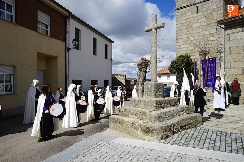 Foto 4 - Los fieles demuestran su devoci&oacute;n en el Domingo de Ramos