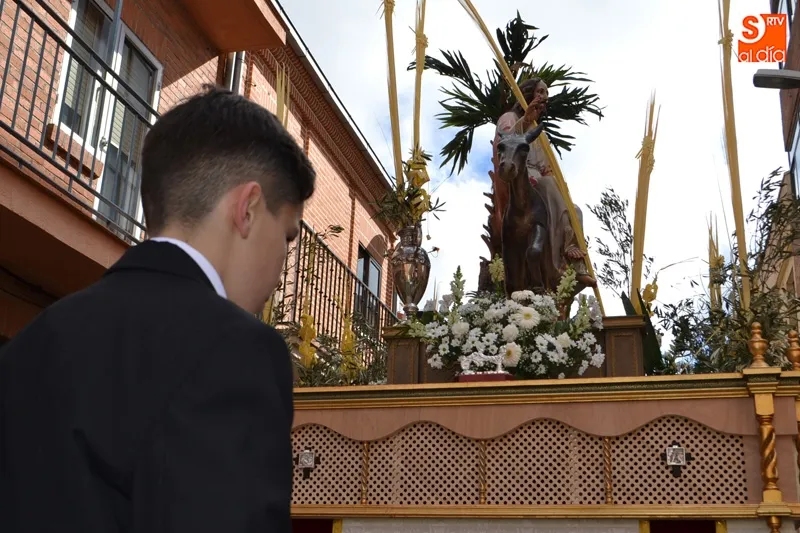 Foto 10 - Palmas y laurel arropan a la Borriquilla en su paseo triunfal durante el Domingo de Ramos