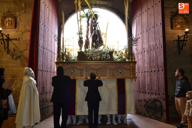 Foto 3 - Palmas y laurel arropan a la Borriquilla en su paseo triunfal durante el Domingo de Ramos