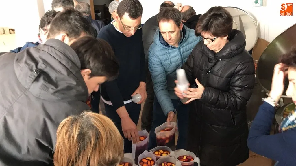 Foto 9 - Navales se vuelca un a&ntilde;o m&aacute;s con el Cabildo de la Vera Cruz