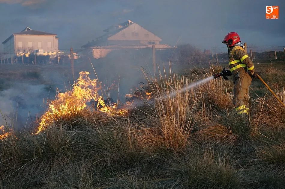 La rápida intervención de los bomberos de Guijuelo evitó que se propagaran las llamas a través del pasto seco