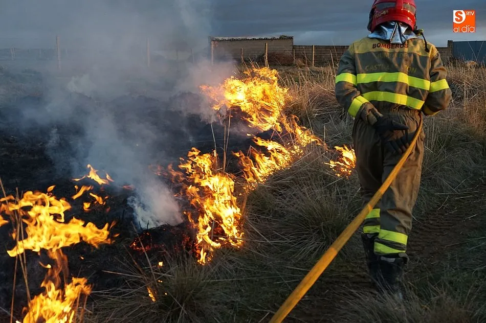 Foto 5 - Los bomberos extinguen un peque&ntilde;o incendio a las afueras de la villa
