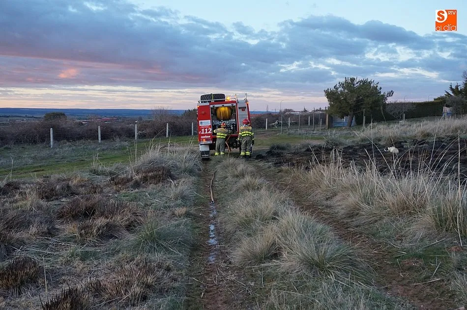 Foto 3 - Los bomberos extinguen un peque&ntilde;o incendio a las afueras de la villa