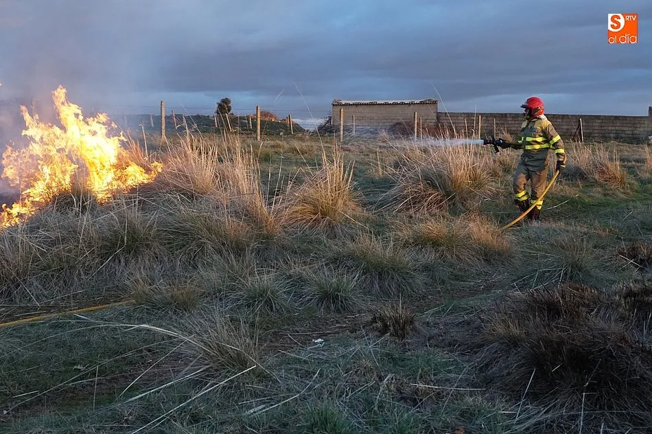 Foto 2 - Los bomberos extinguen un peque&ntilde;o incendio a las afueras de la villa