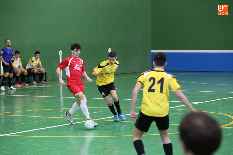 Foto 10 - El III Columnas sale victorioso de los derbis de Tercera y de Divisi&oacute;n de Honor