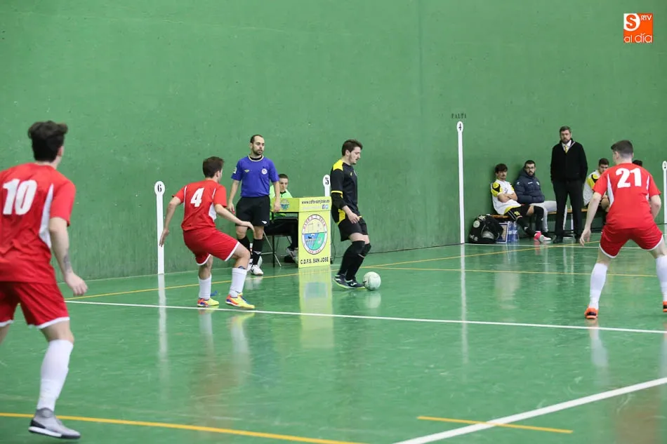 Foto 3 - El III Columnas sale victorioso de los derbis de Tercera y de Divisi&oacute;n de Honor