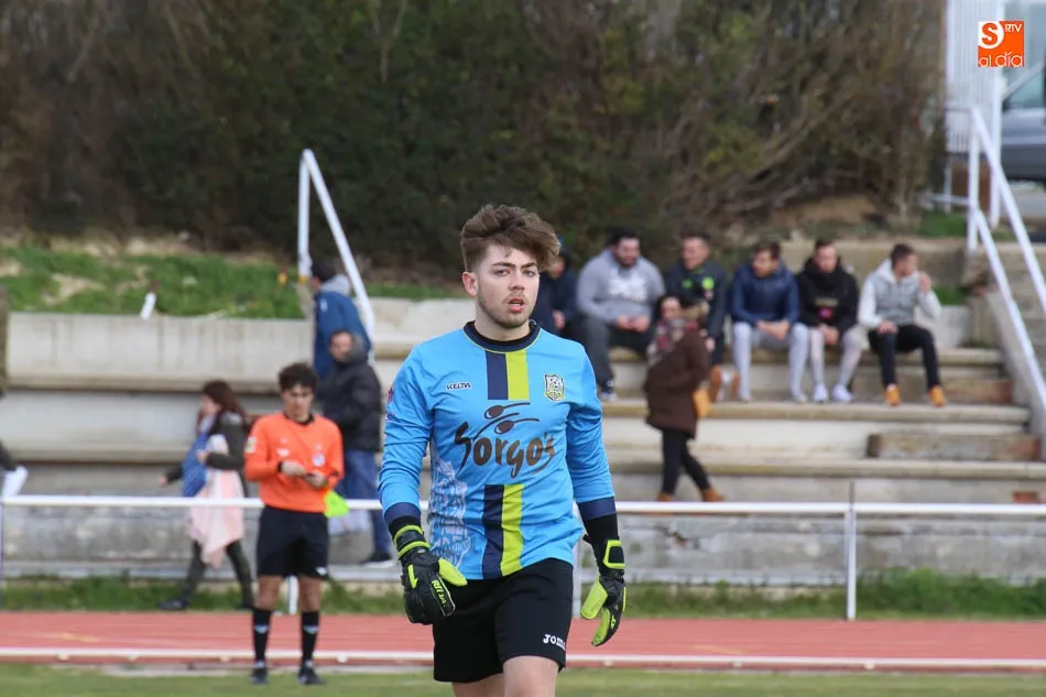 Foto 11 - El Ribert golea al Navega pero el Salmantino UDS B no pierde su estela tras ganar al Helm&aacute;ntico
