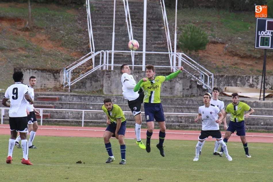 Foto 10 - El Ribert golea al Navega pero el Salmantino UDS B no pierde su estela tras ganar al Helm&aacute;ntico
