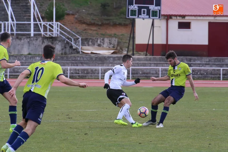 Foto 9 - El Ribert golea al Navega pero el Salmantino UDS B no pierde su estela tras ganar al Helm&aacute;ntico