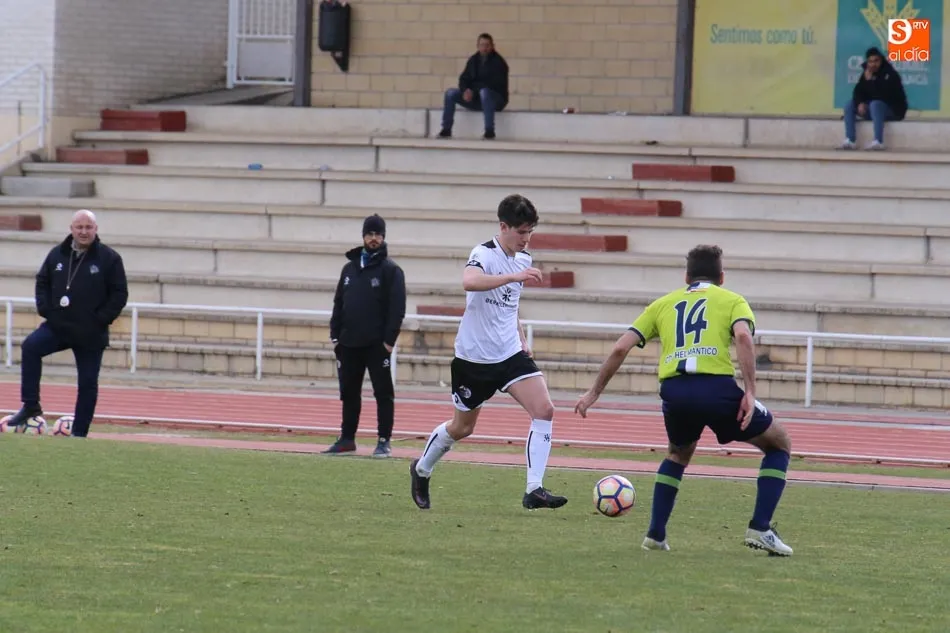 Foto 8 - El Ribert golea al Navega pero el Salmantino UDS B no pierde su estela tras ganar al Helm&aacute;ntico