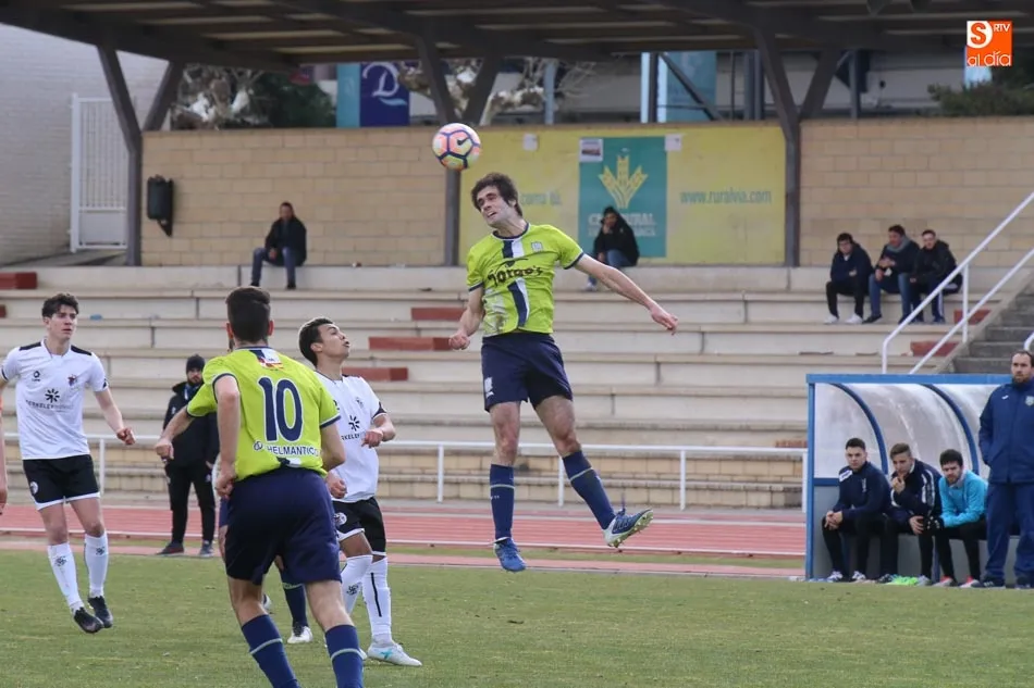 Foto 6 - El Ribert golea al Navega pero el Salmantino UDS B no pierde su estela tras ganar al Helm&aacute;ntico