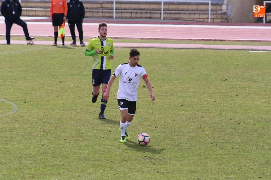 Foto 5 - El Ribert golea al Navega pero el Salmantino UDS B no pierde su estela tras ganar al Helm&aacute;ntico