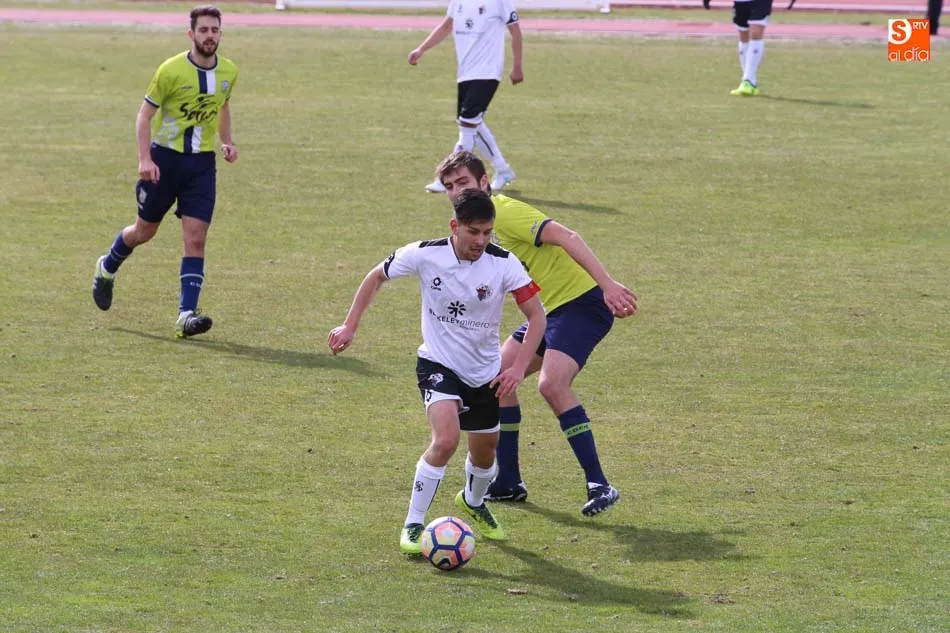 Foto 4 - El Ribert golea al Navega pero el Salmantino UDS B no pierde su estela tras ganar al Helm&aacute;ntico