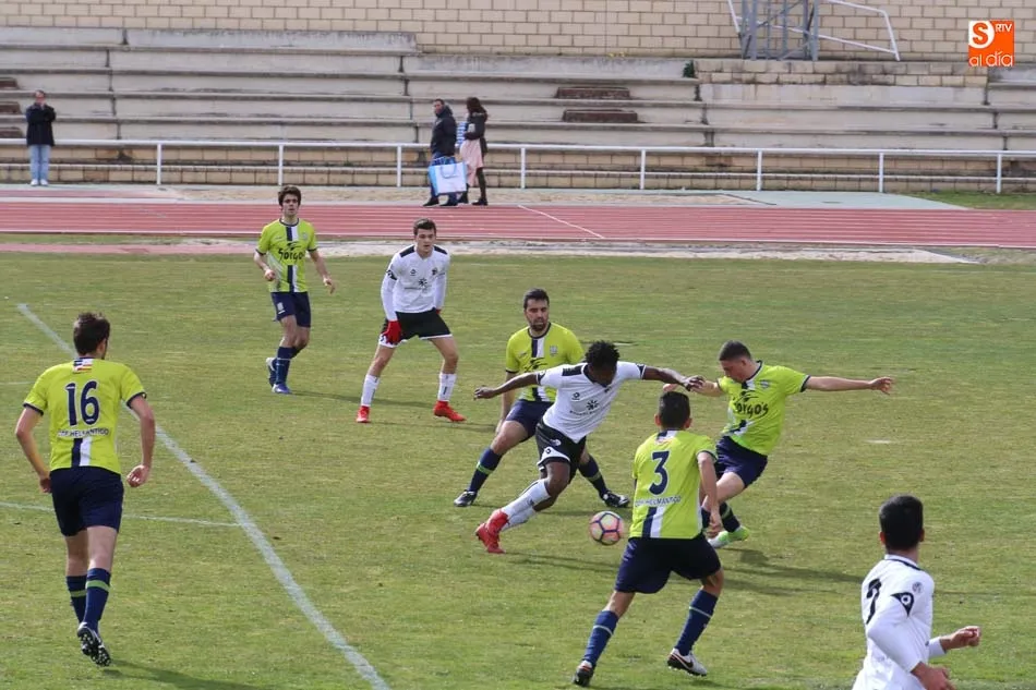 Foto 3 - El Ribert golea al Navega pero el Salmantino UDS B no pierde su estela tras ganar al Helm&aacute;ntico