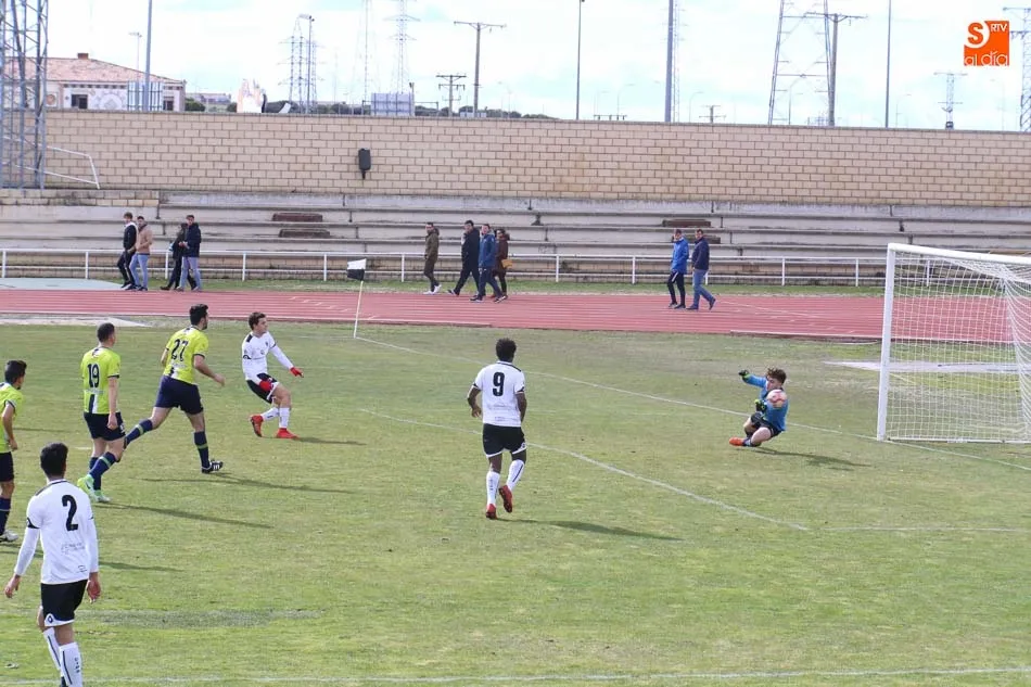 Foto 2 - El Ribert golea al Navega pero el Salmantino UDS B no pierde su estela tras ganar al Helm&aacute;ntico