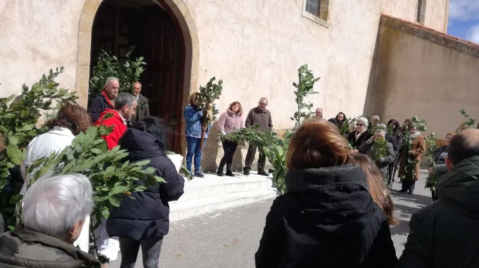 Bendición de ramos a las puertas de la iglesia de Valverdón