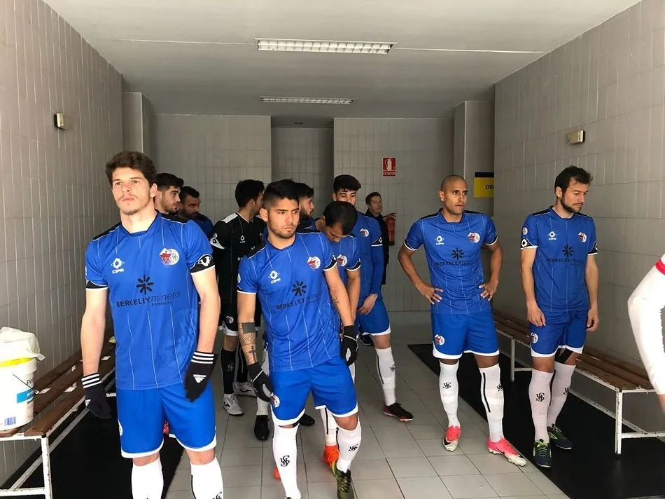 Foto 4 - Empate insuficiente para el CF Salmantino UDS que le saca de los puestos de play-off (2-2)