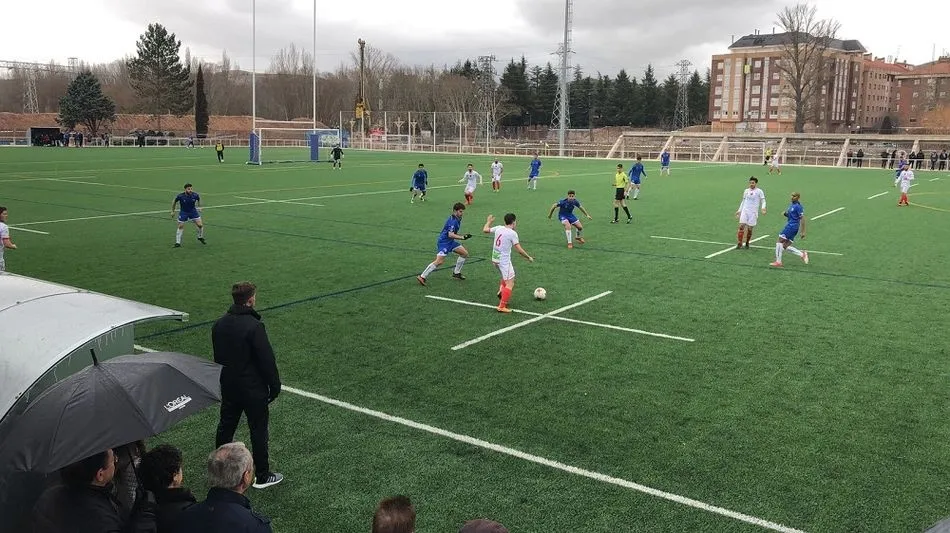 Foto 2 - Empate insuficiente para el CF Salmantino UDS que le saca de los puestos de play-off (2-2)
