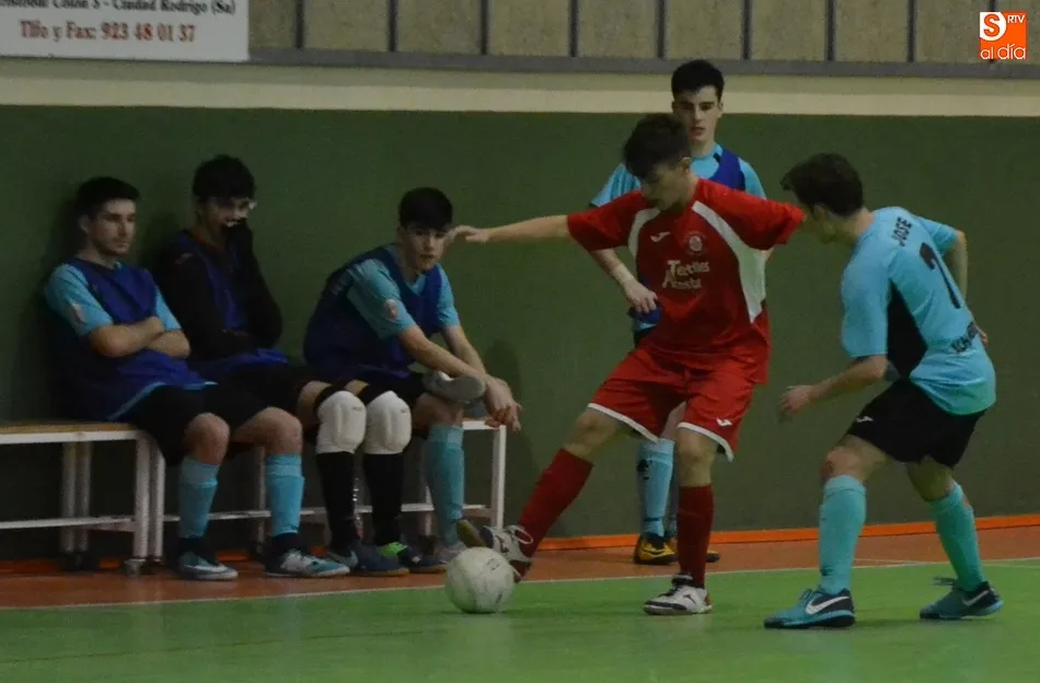 Foto 9 - El III Juvenil se hace con un &lsquo;comod&iacute;n&rsquo; en la lucha por la 4&ordf; plaza tras ganar el derby...