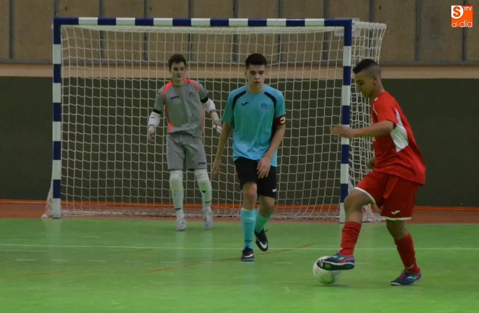 Foto 8 - El III Juvenil se hace con un &lsquo;comod&iacute;n&rsquo; en la lucha por la 4&ordf; plaza tras ganar el derby...